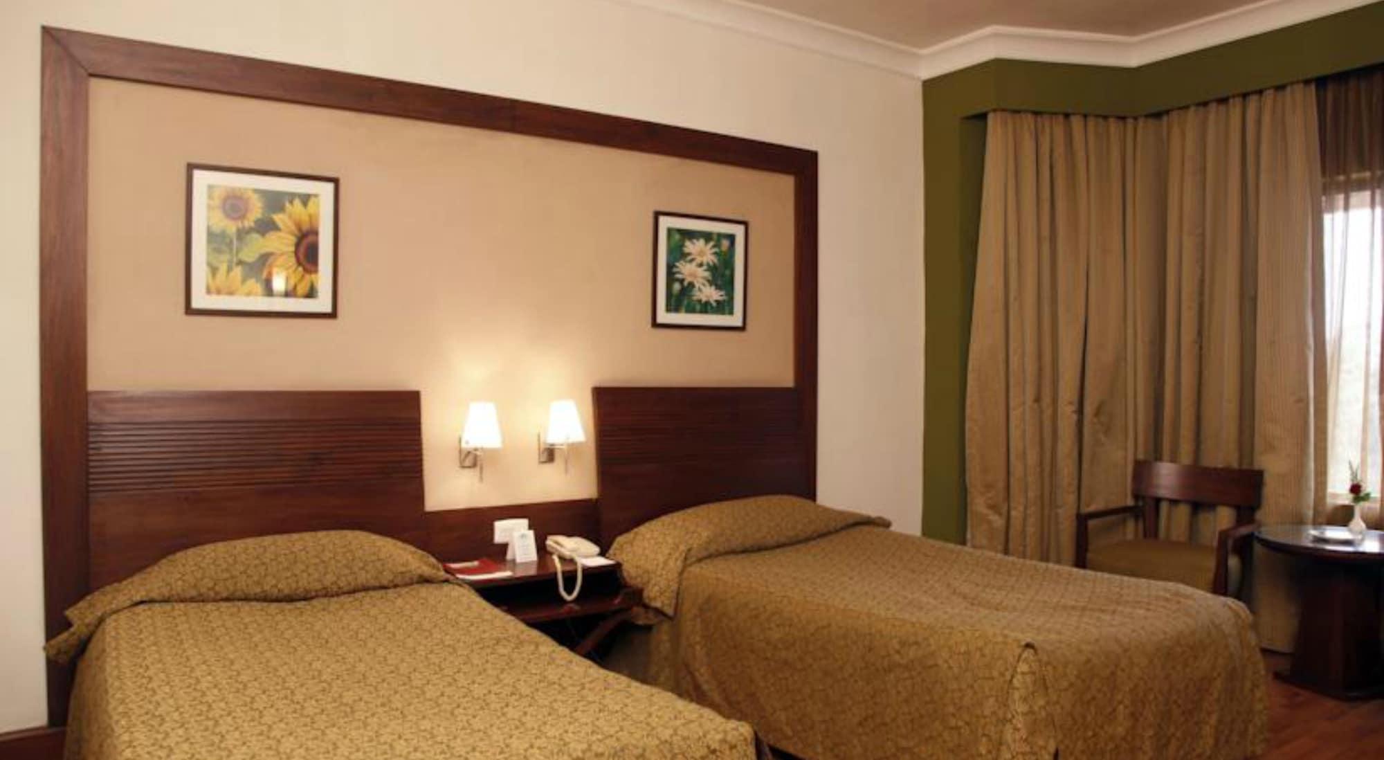 The Retreat Hotel & Convention Centre Bombay Esterno foto