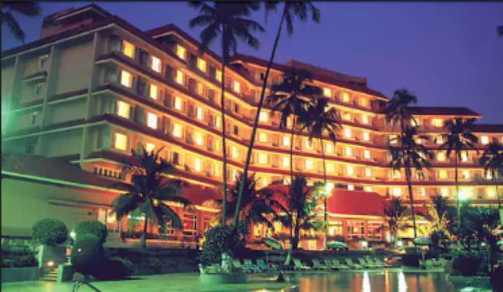 The Retreat Hotel & Convention Centre Bombay Esterno foto