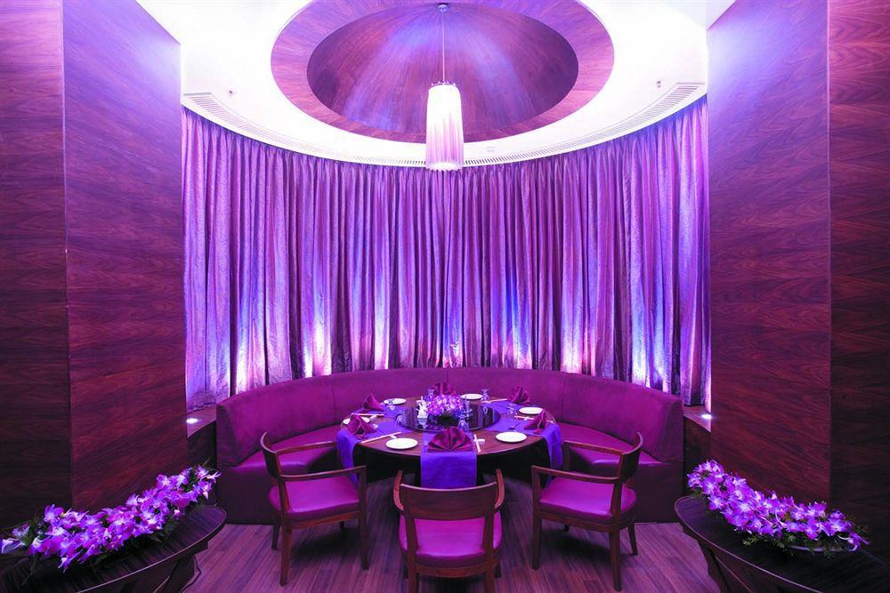 The Retreat Hotel & Convention Centre Bombay Esterno foto