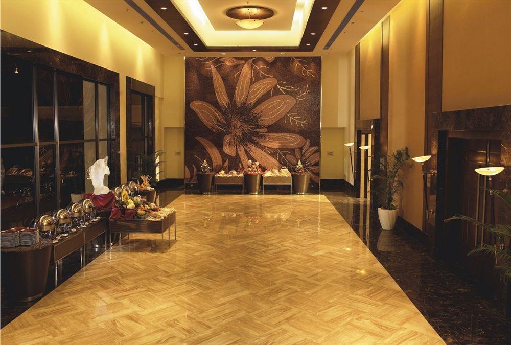 The Retreat Hotel & Convention Centre Bombay Esterno foto