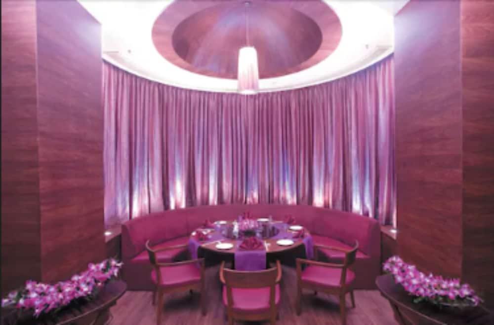 The Retreat Hotel & Convention Centre Bombay Esterno foto