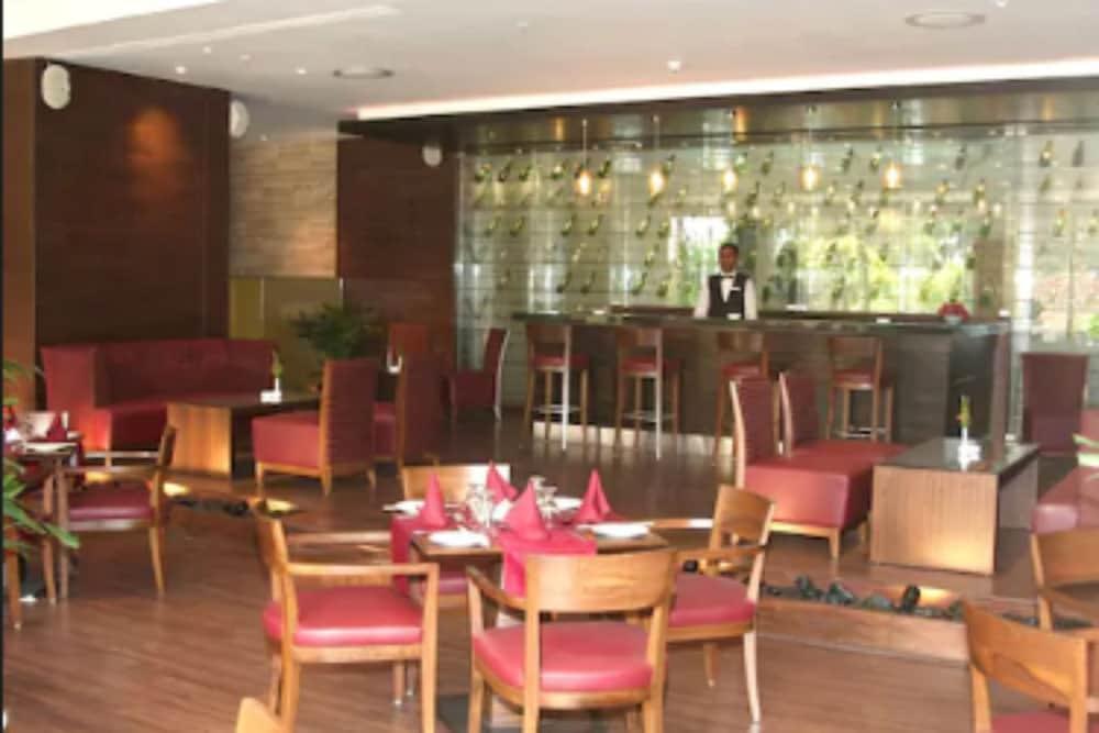 The Retreat Hotel & Convention Centre Bombay Esterno foto