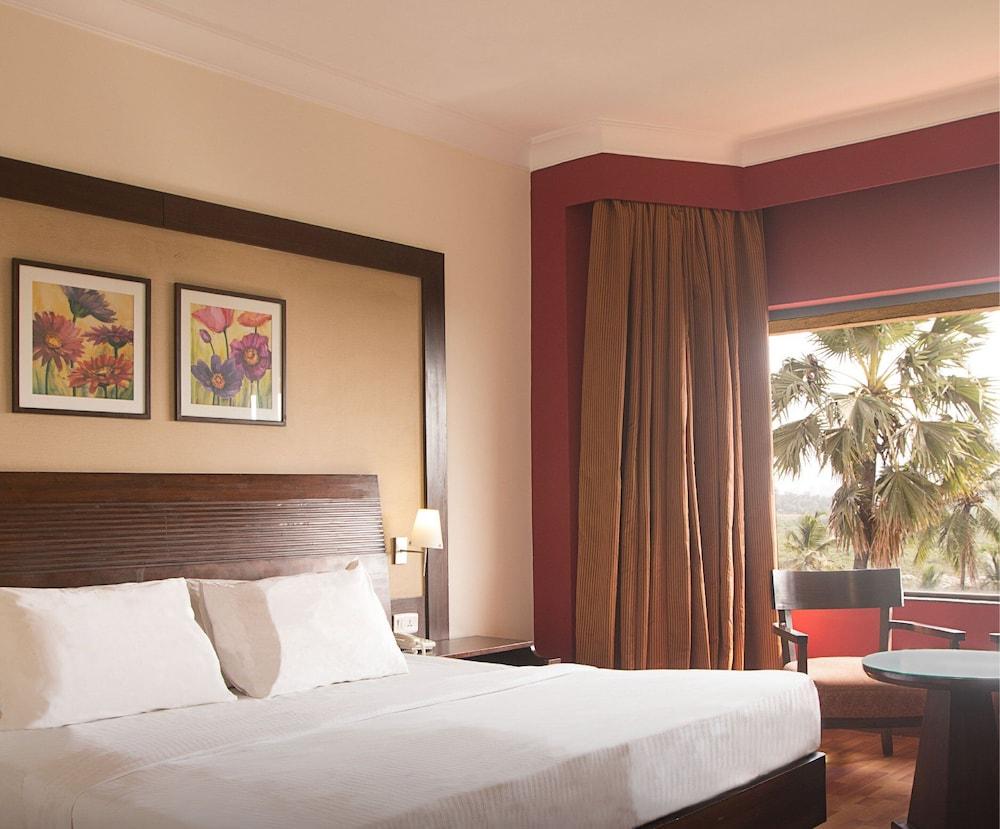 The Retreat Hotel & Convention Centre Bombay Esterno foto
