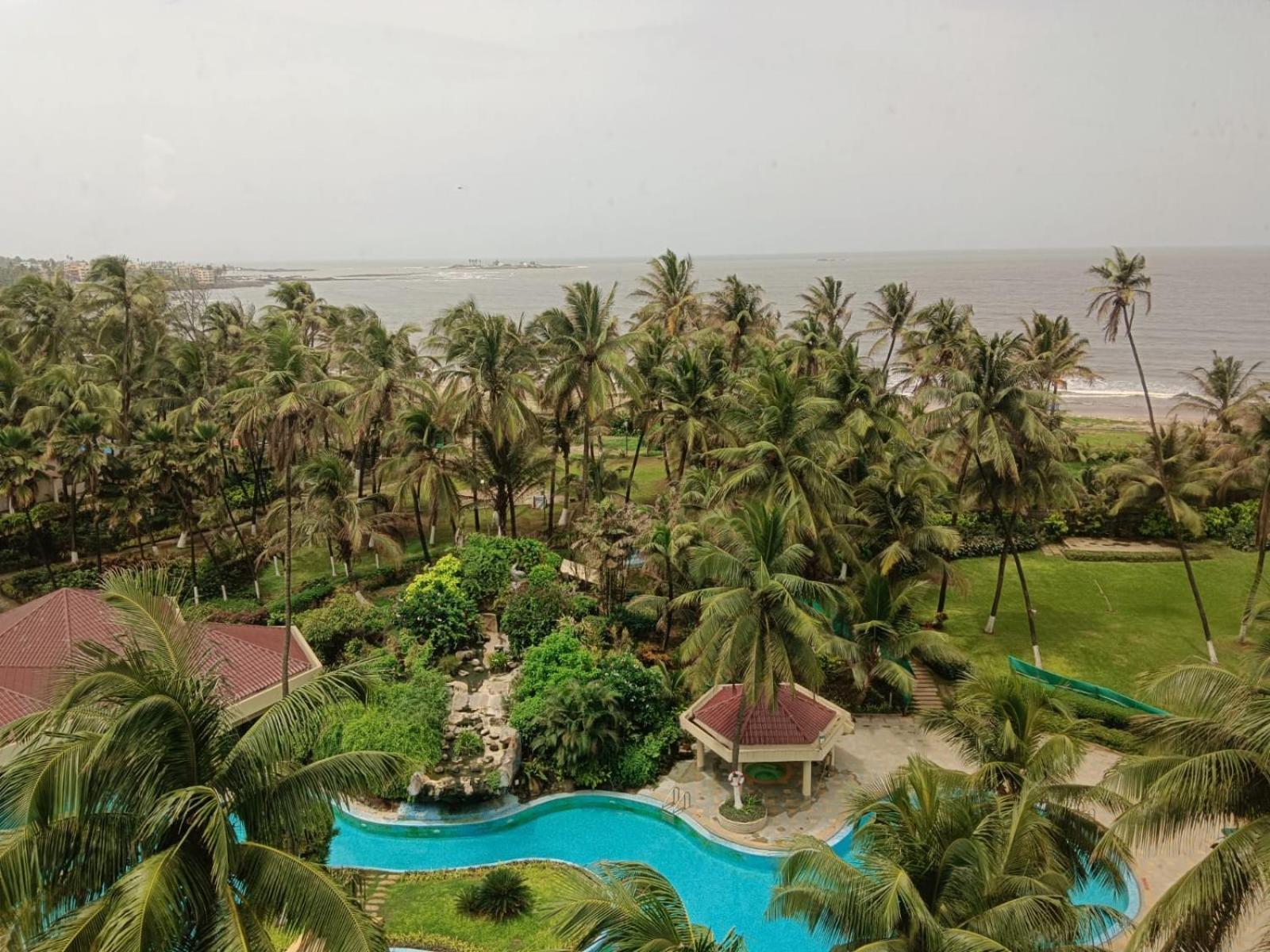 The Retreat Hotel & Convention Centre Bombay Esterno foto