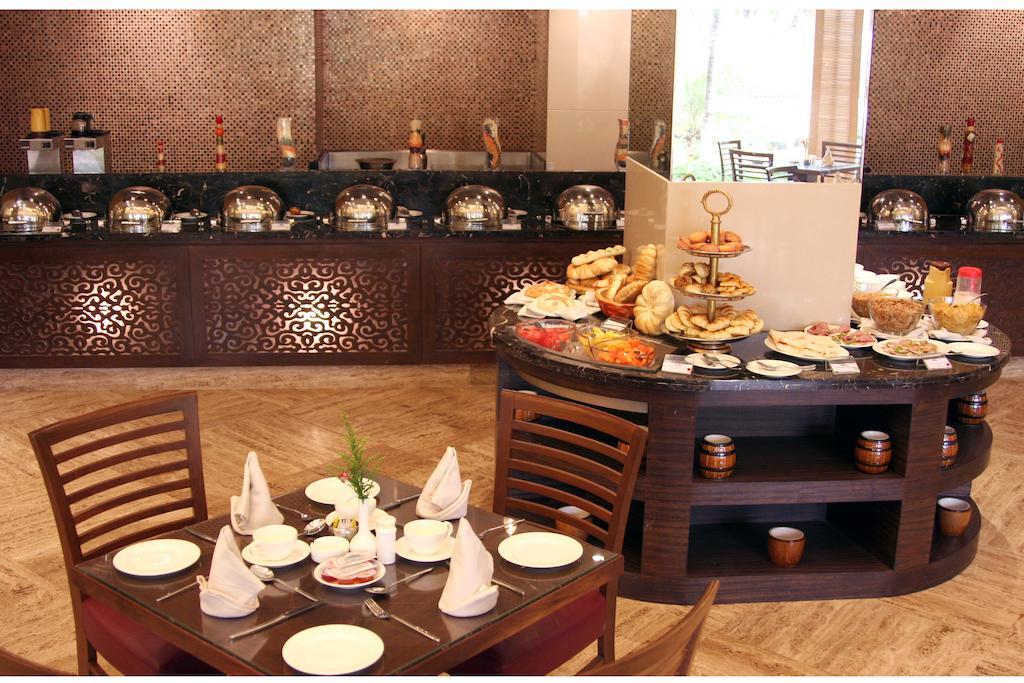 The Retreat Hotel & Convention Centre Bombay Esterno foto