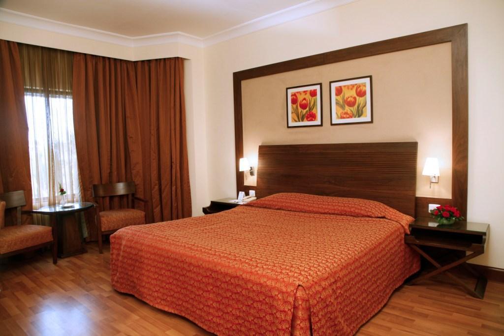 The Retreat Hotel & Convention Centre Bombay Esterno foto