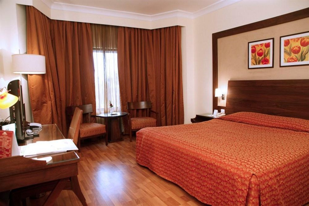 The Retreat Hotel & Convention Centre Bombay Esterno foto