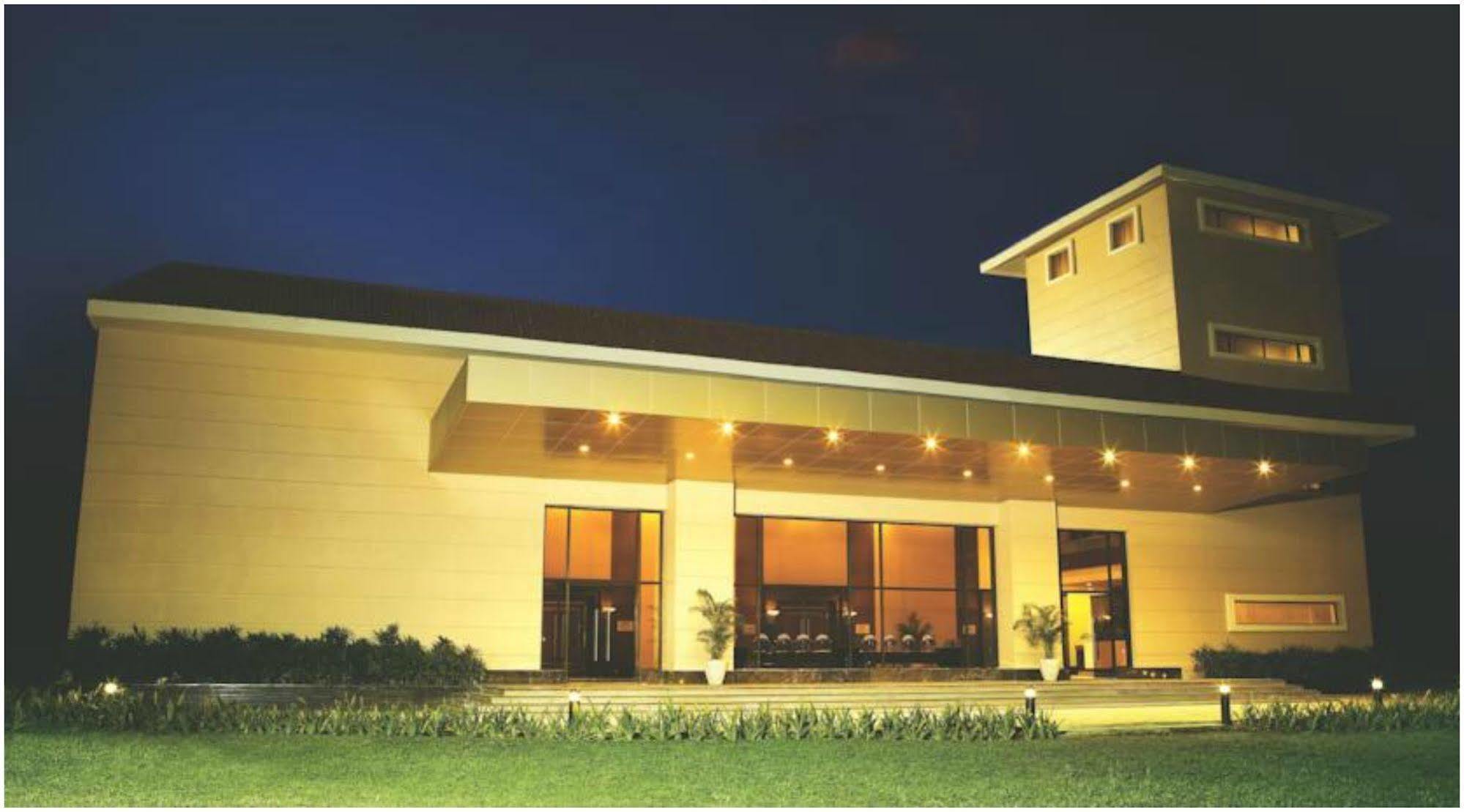 The Retreat Hotel & Convention Centre Bombay Esterno foto