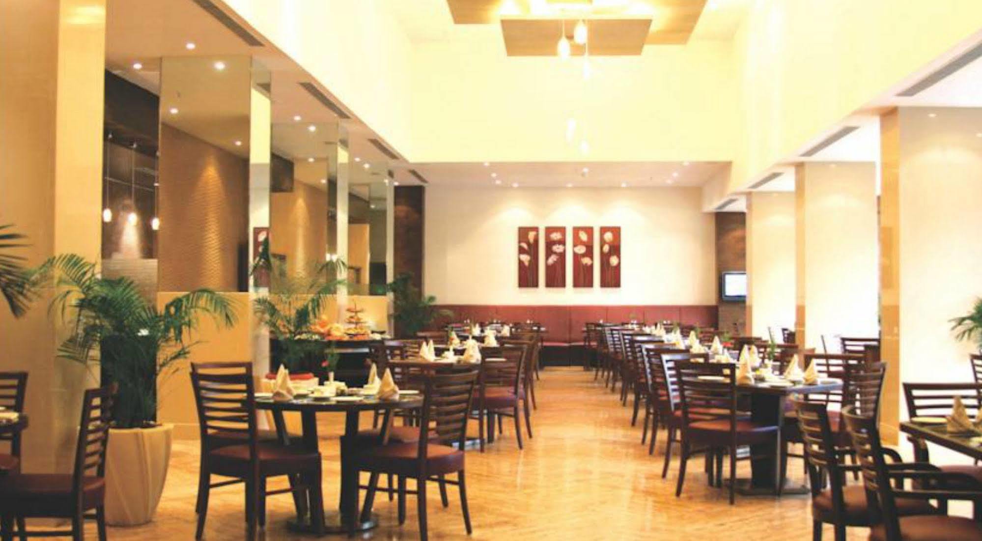 The Retreat Hotel & Convention Centre Bombay Esterno foto