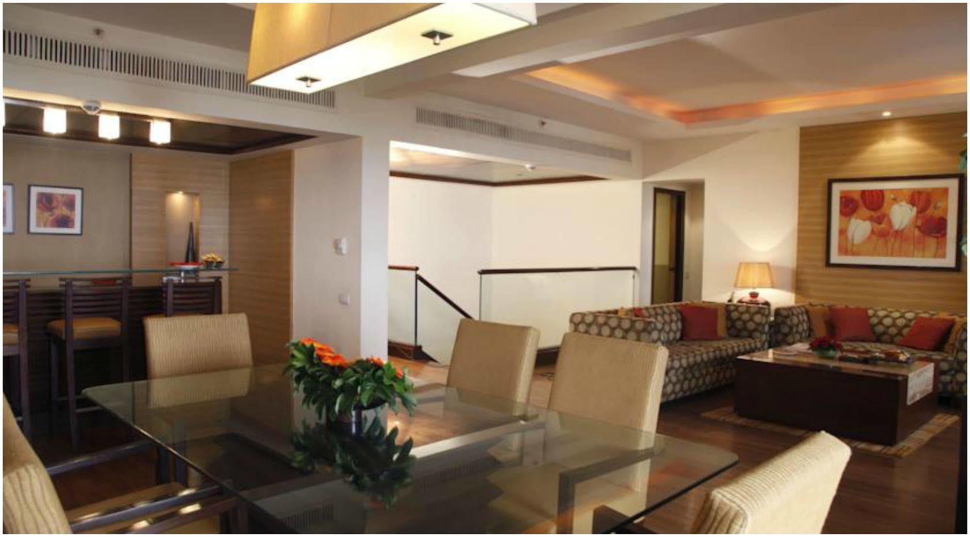 The Retreat Hotel & Convention Centre Bombay Esterno foto