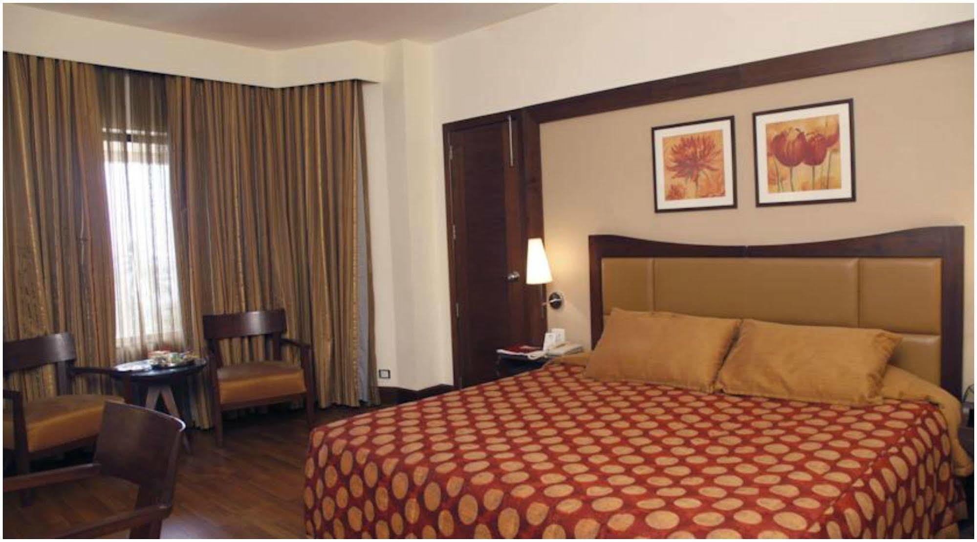The Retreat Hotel & Convention Centre Bombay Esterno foto