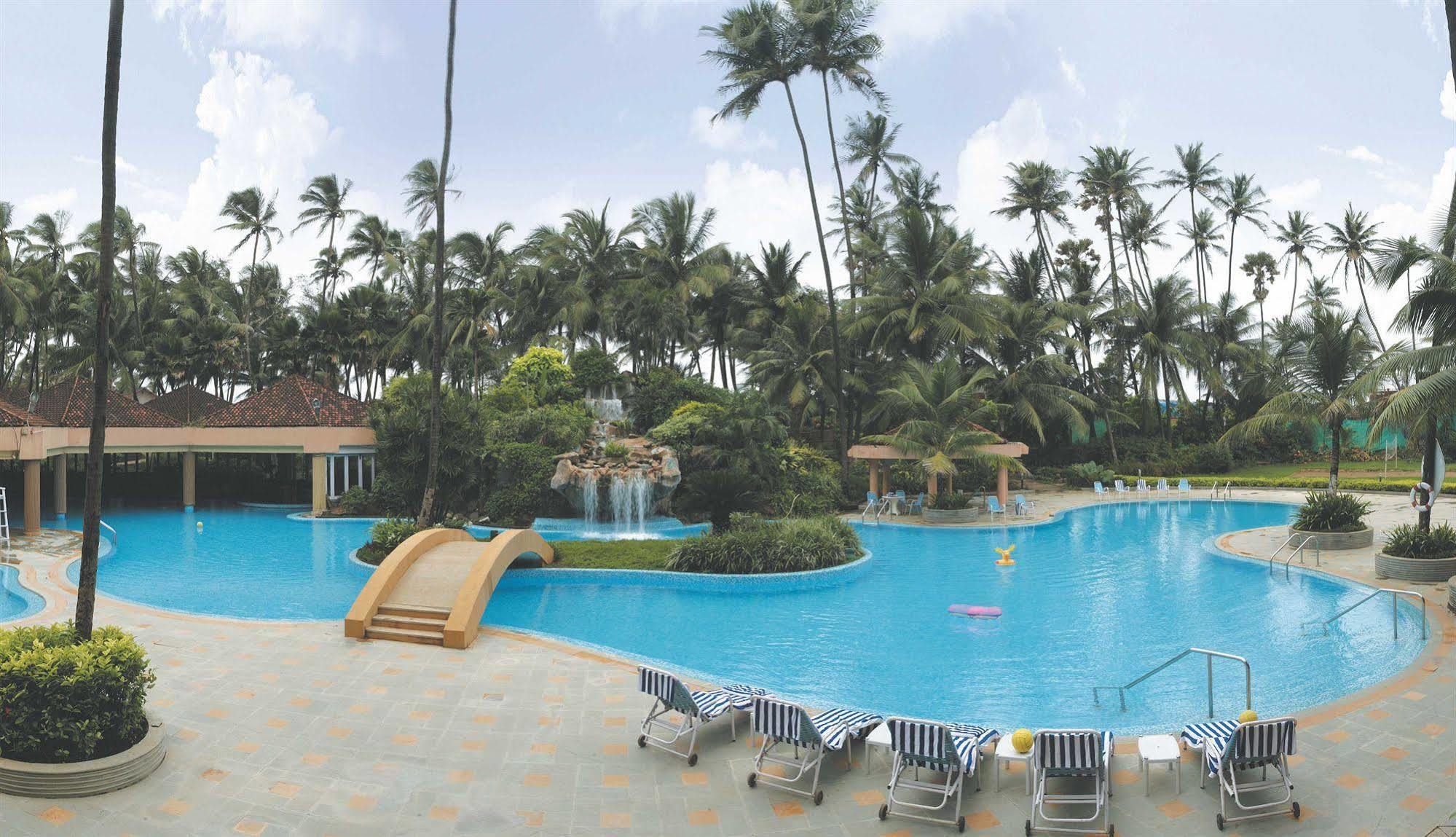 The Retreat Hotel & Convention Centre Bombay Esterno foto