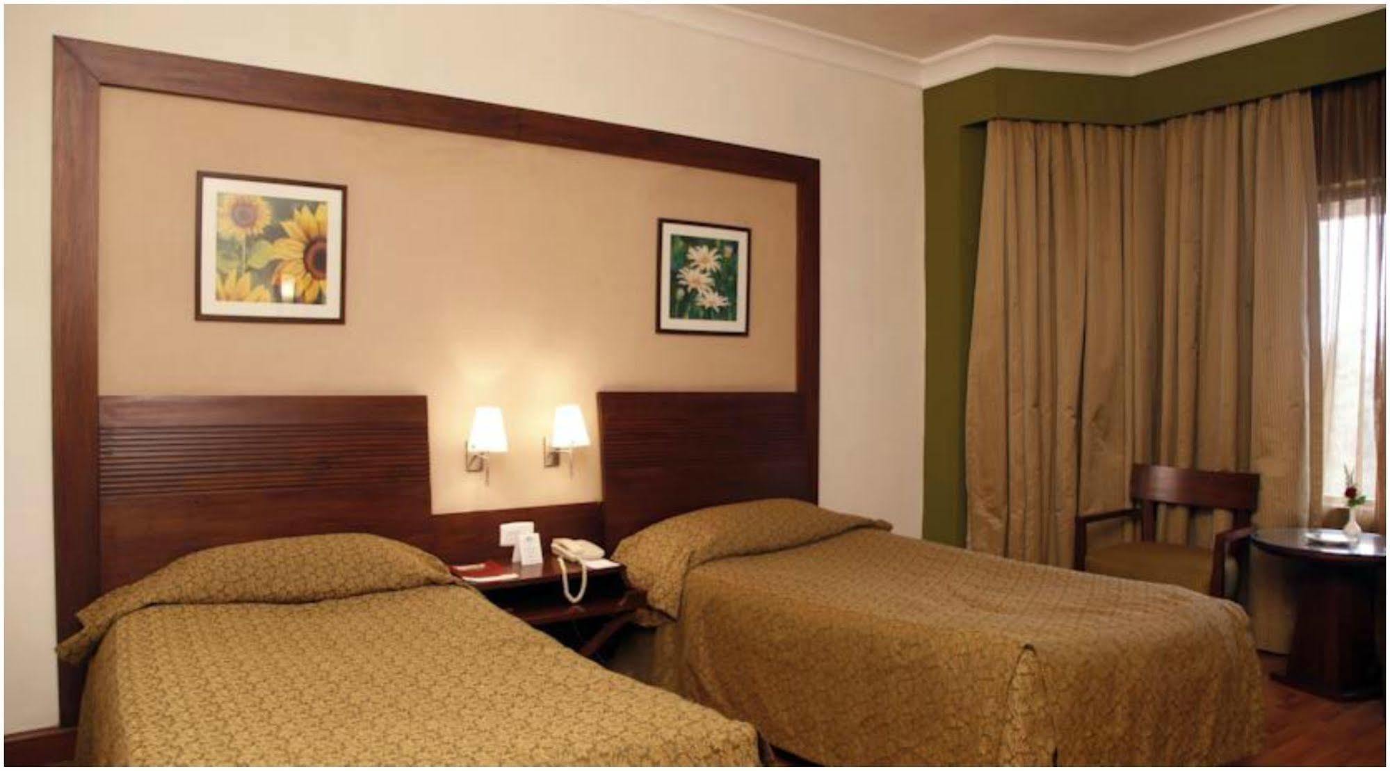 The Retreat Hotel & Convention Centre Bombay Esterno foto
