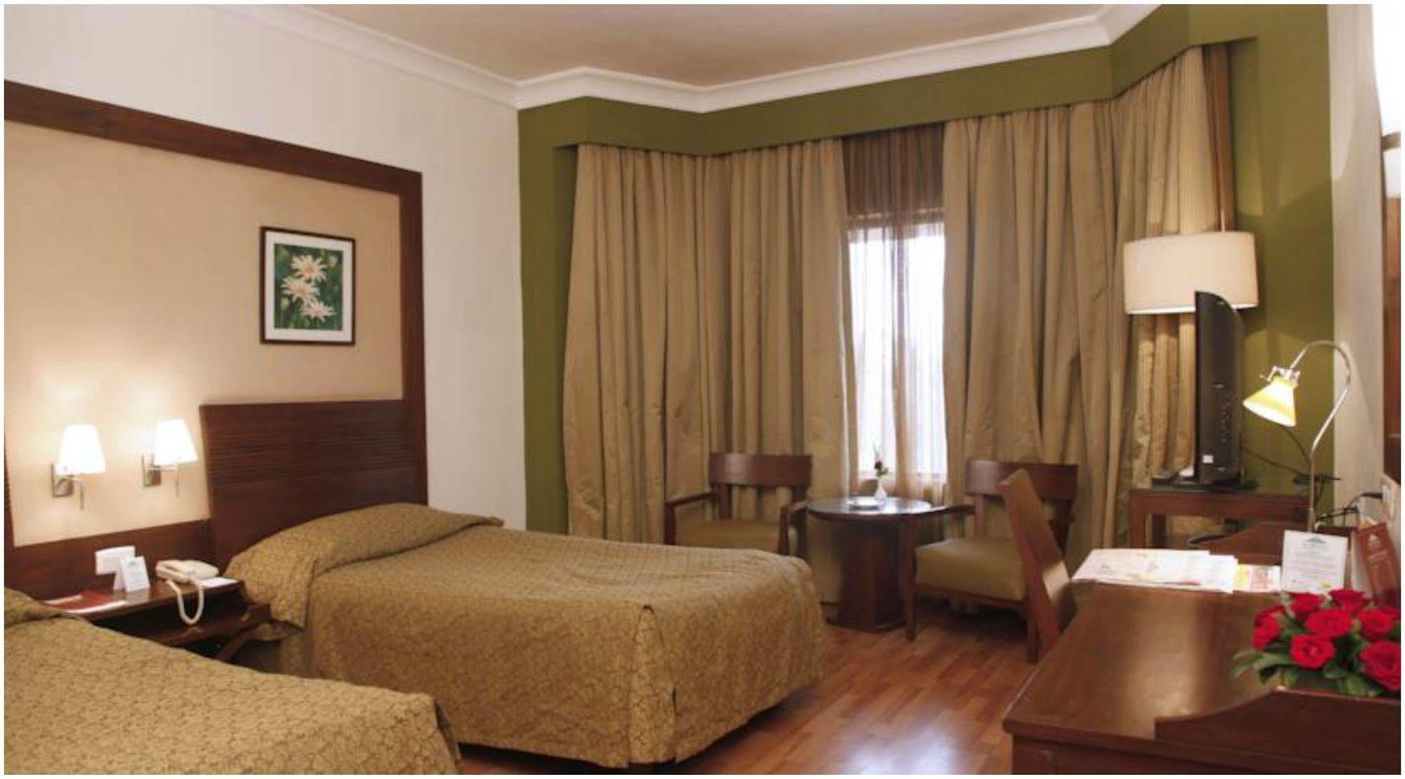 The Retreat Hotel & Convention Centre Bombay Esterno foto