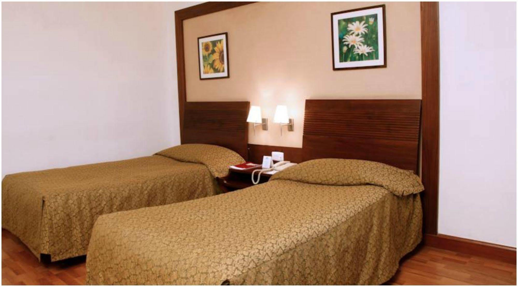 The Retreat Hotel & Convention Centre Bombay Esterno foto