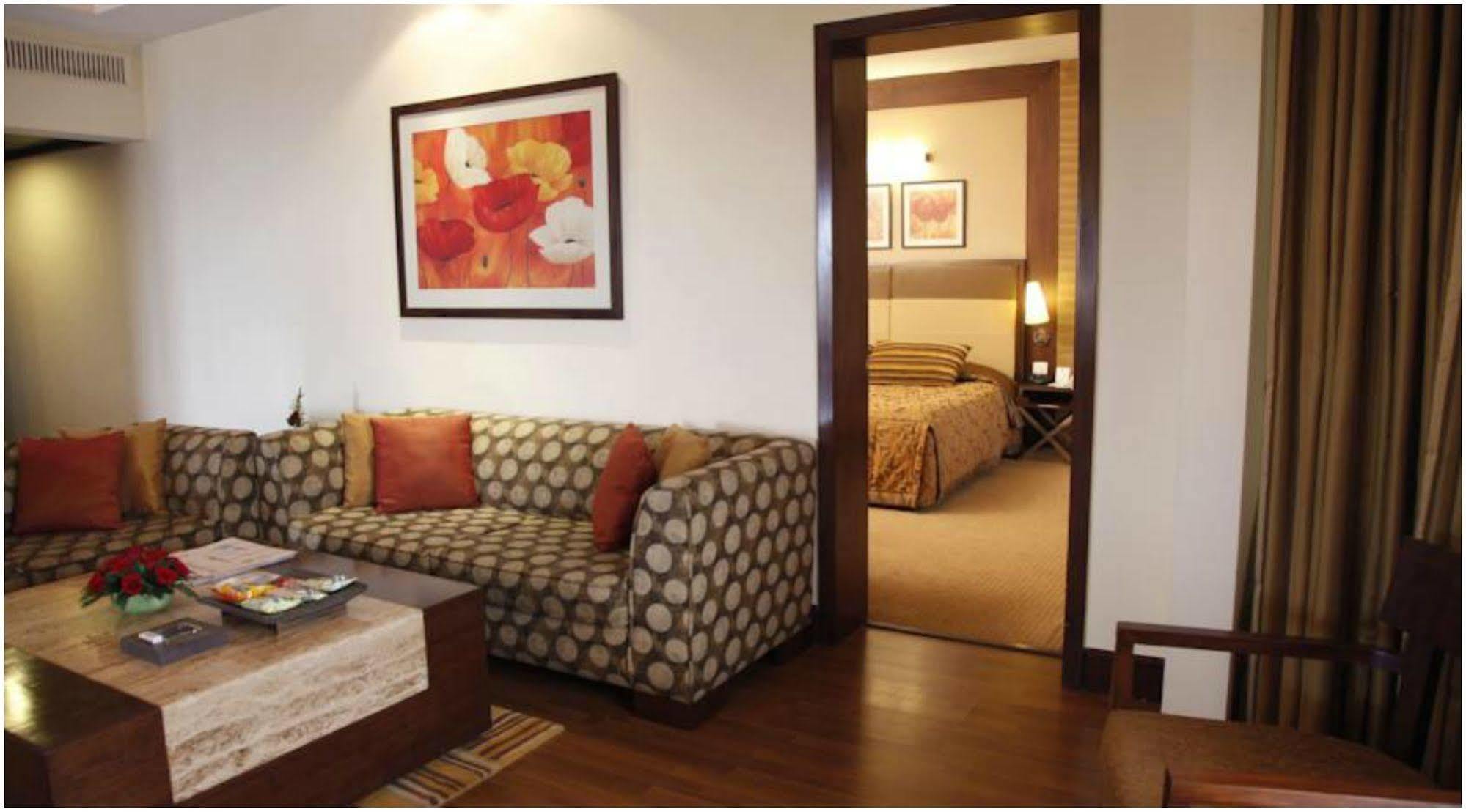 The Retreat Hotel & Convention Centre Bombay Esterno foto