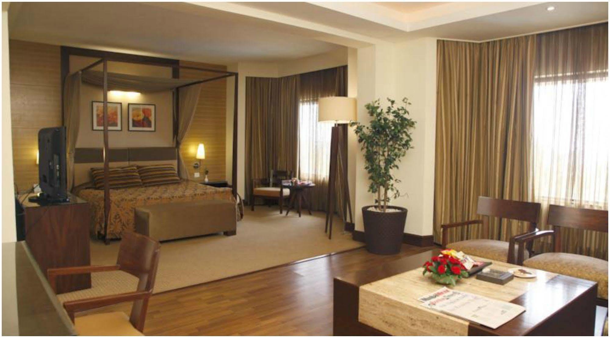 The Retreat Hotel & Convention Centre Bombay Esterno foto