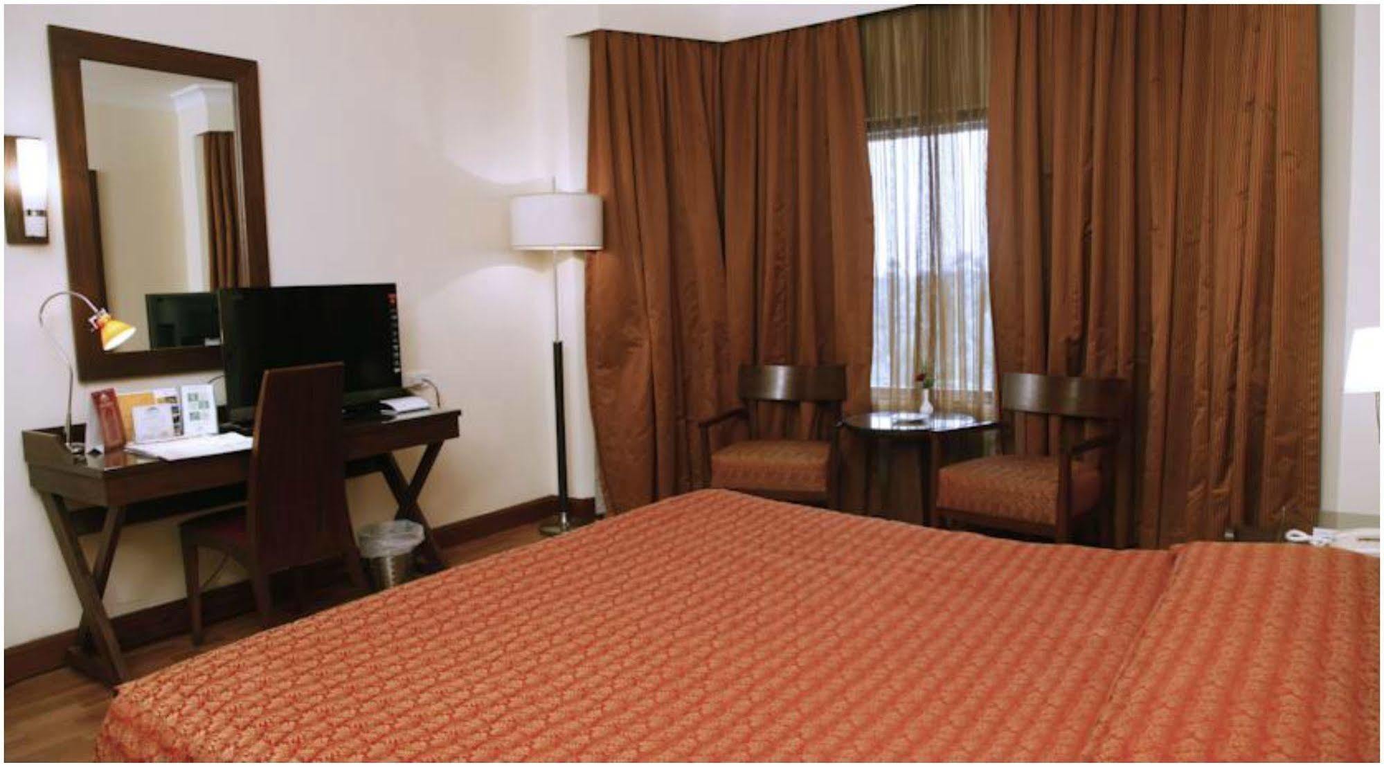 The Retreat Hotel & Convention Centre Bombay Esterno foto