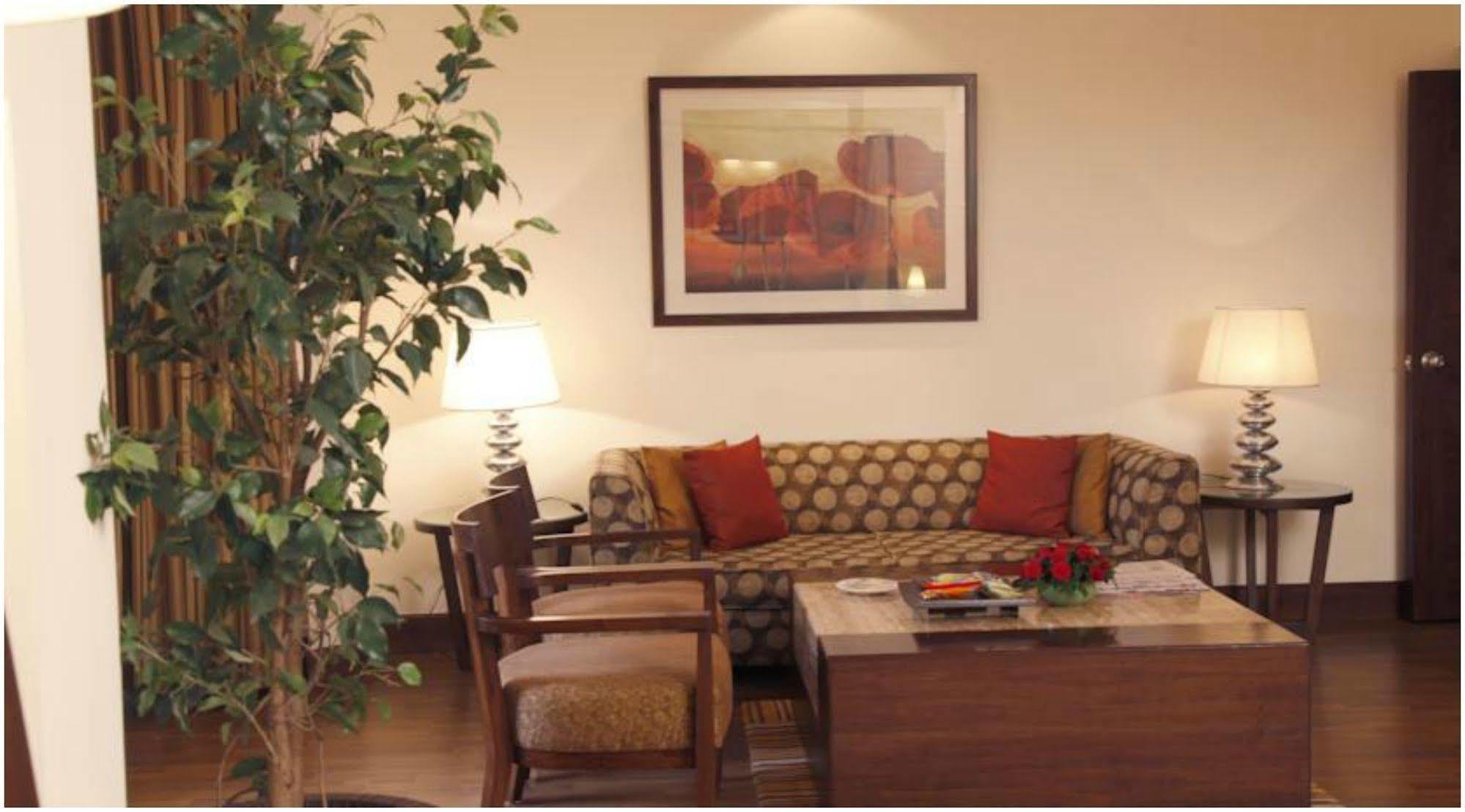 The Retreat Hotel & Convention Centre Bombay Esterno foto