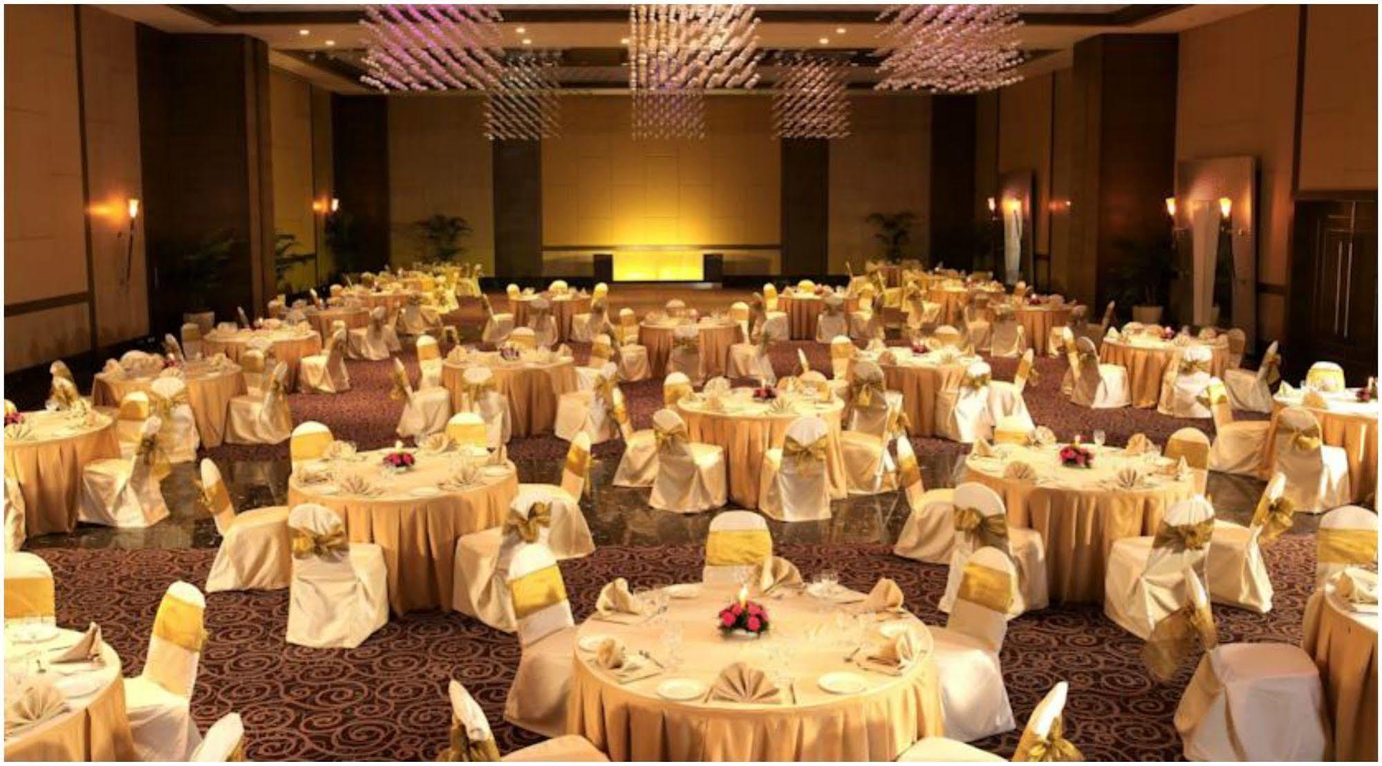 The Retreat Hotel & Convention Centre Bombay Esterno foto