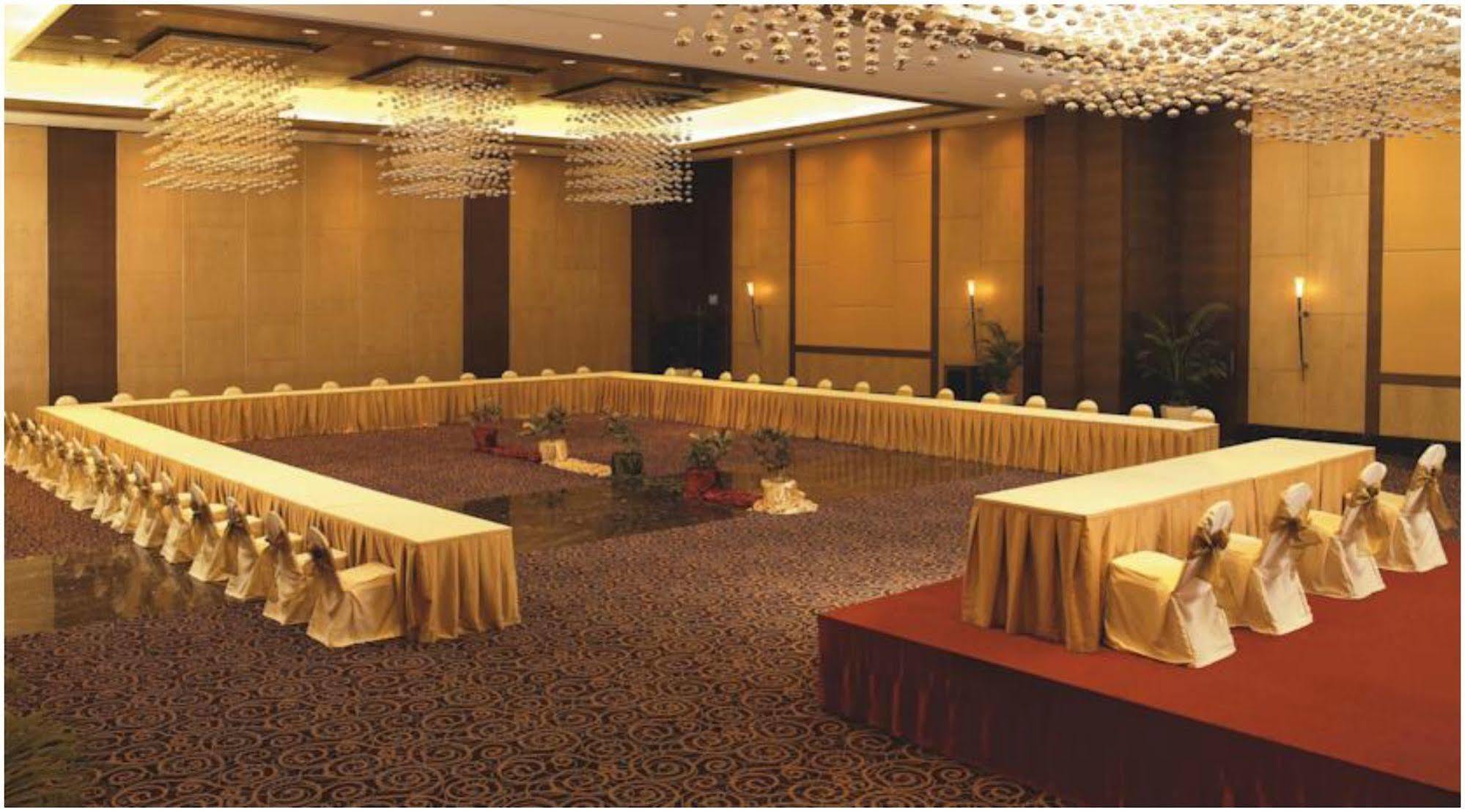 The Retreat Hotel & Convention Centre Bombay Esterno foto