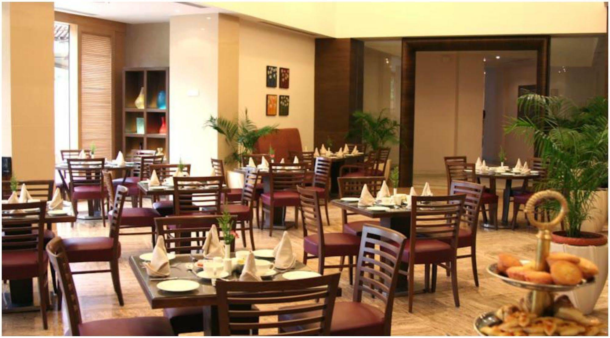 The Retreat Hotel & Convention Centre Bombay Esterno foto