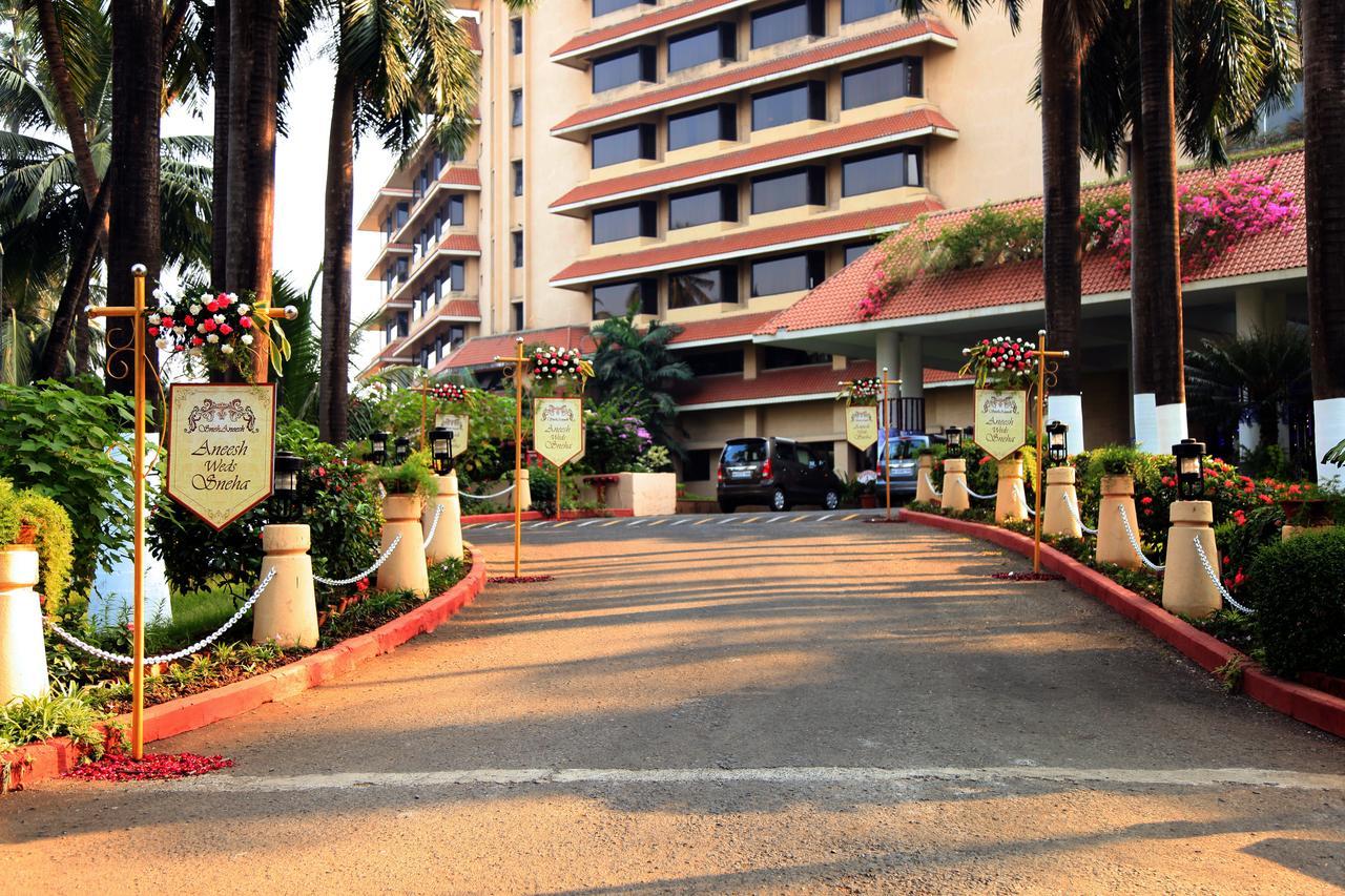 The Retreat Hotel & Convention Centre Bombay Esterno foto