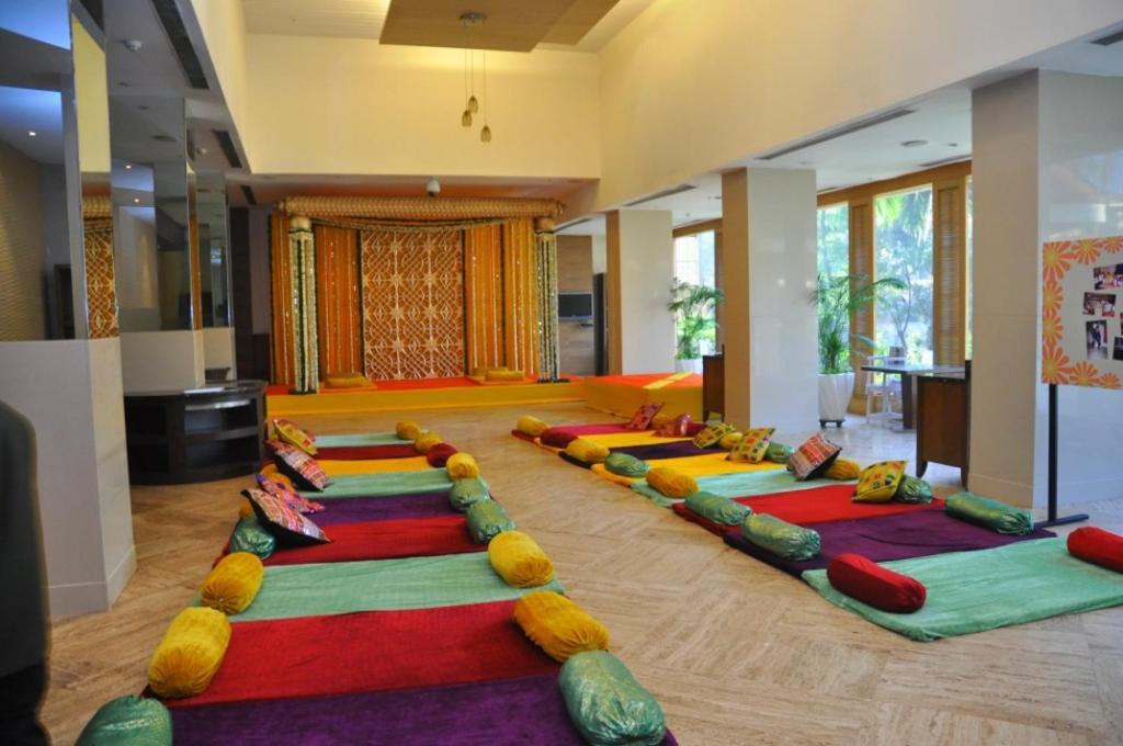 The Retreat Hotel & Convention Centre Bombay Esterno foto