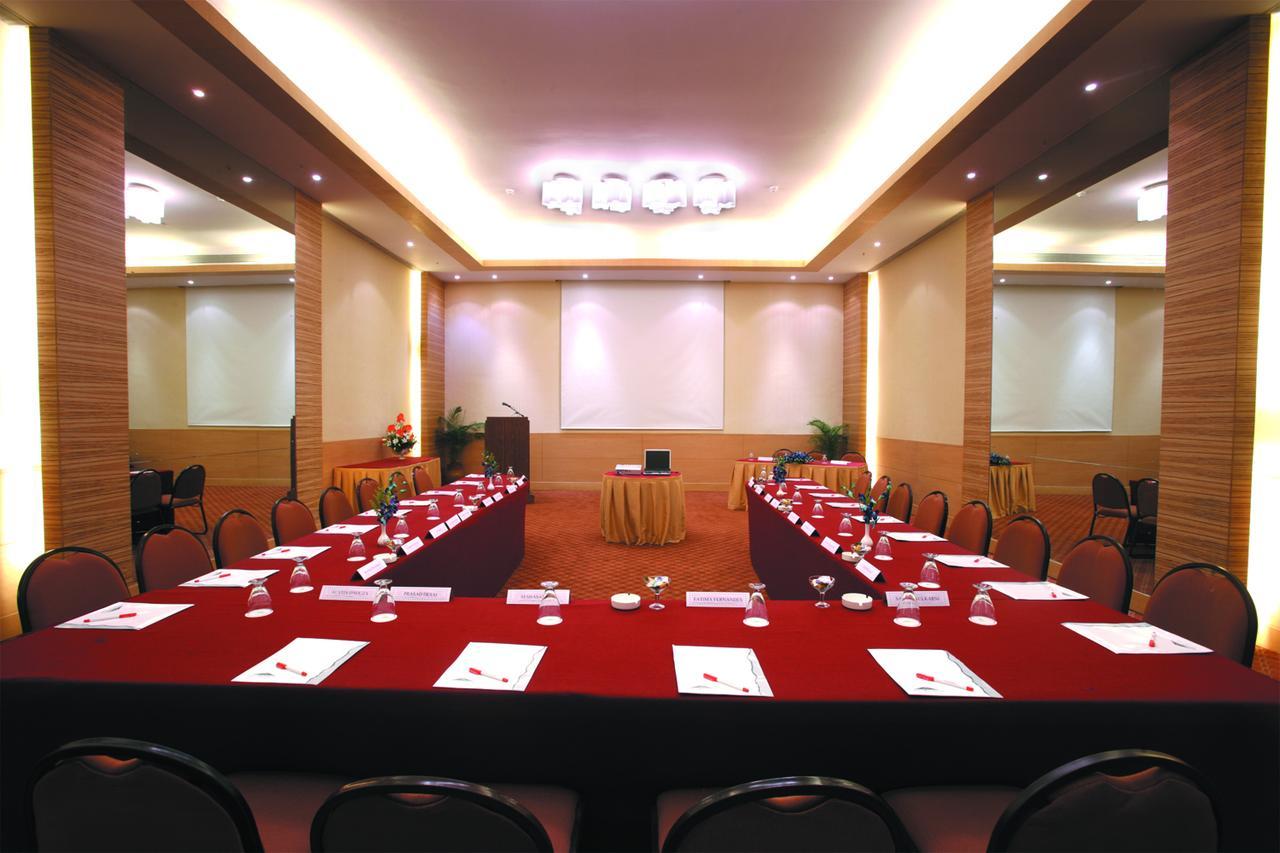 The Retreat Hotel & Convention Centre Bombay Esterno foto
