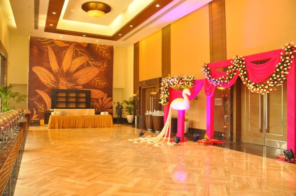The Retreat Hotel & Convention Centre Bombay Esterno foto