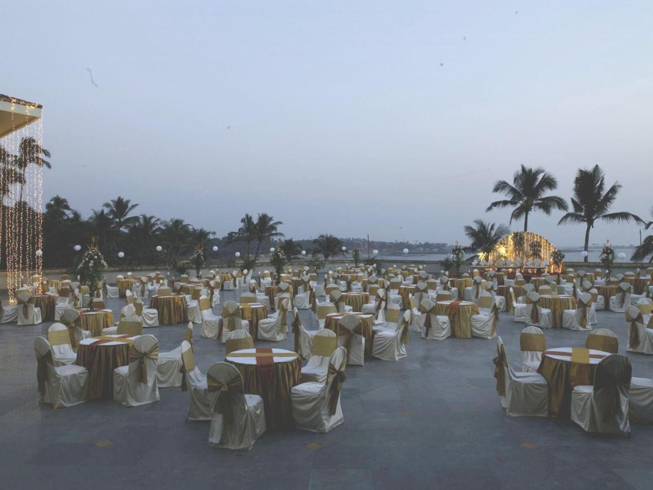 The Retreat Hotel & Convention Centre Bombay Esterno foto