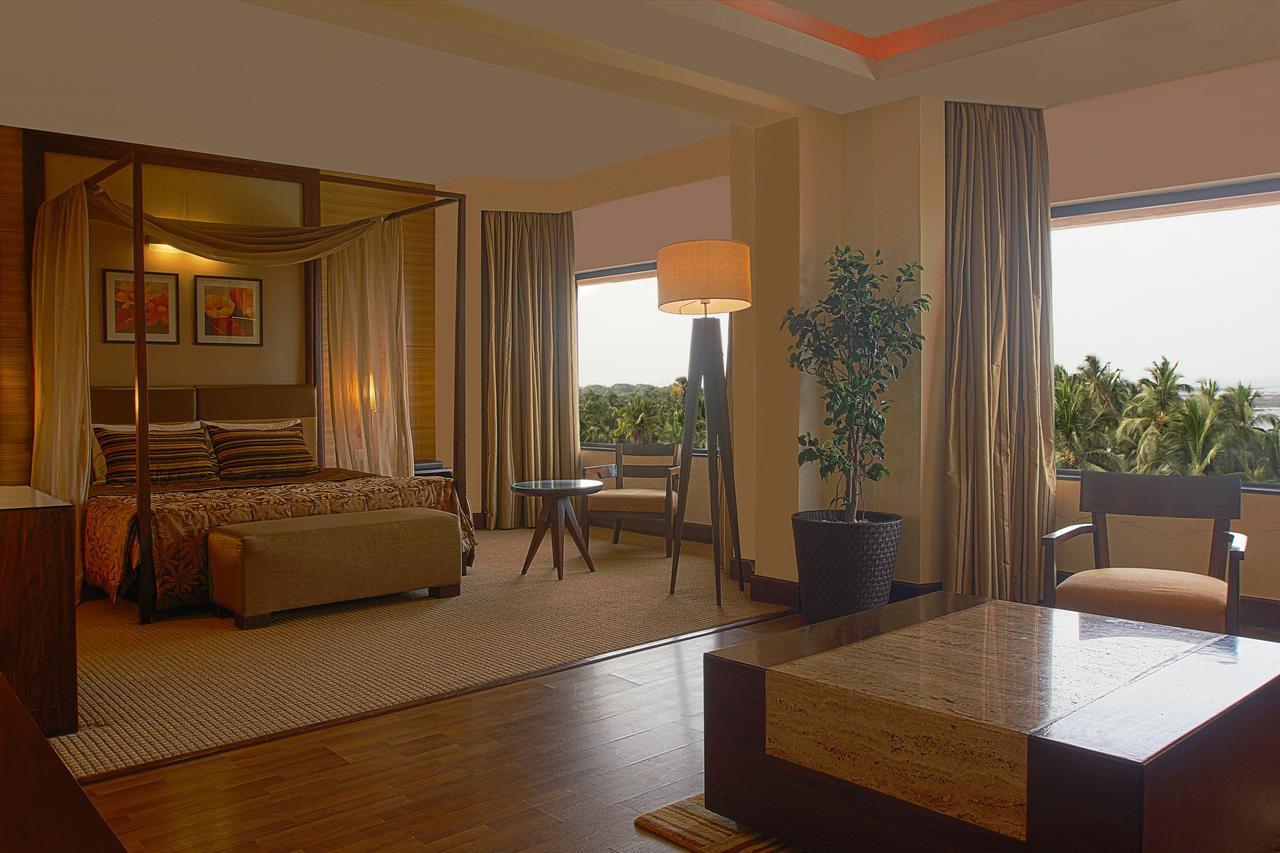 The Retreat Hotel & Convention Centre Bombay Esterno foto